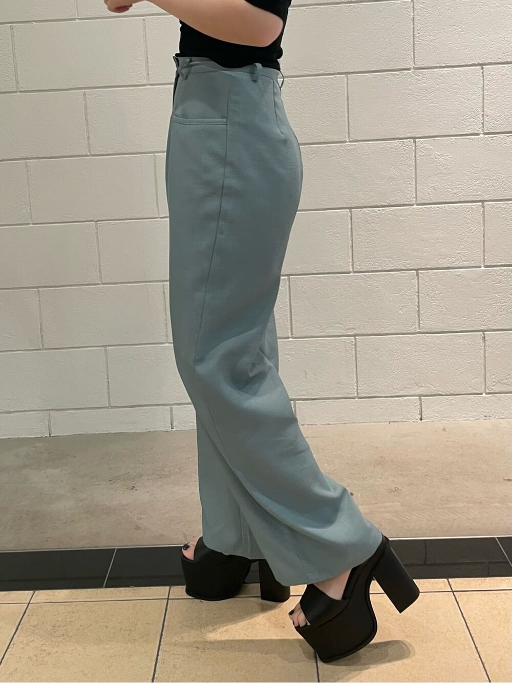 ブラック系のサンダル、ブラック系のTシャツ/カットソー、ブルー系のその他パンツを着用したレディースの春コーディネートの6枚目の写真