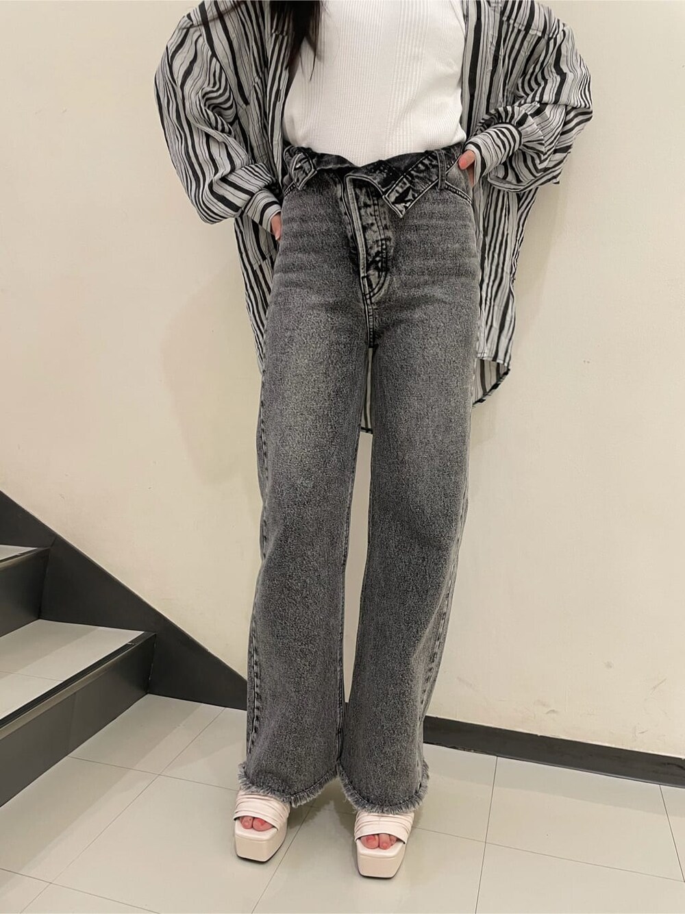 その他のシャツ/ブラウス、ホワイト系のサンダル、ブラック系のデニムパンツを着用したレディースの夏コーディネートの5枚目の写真