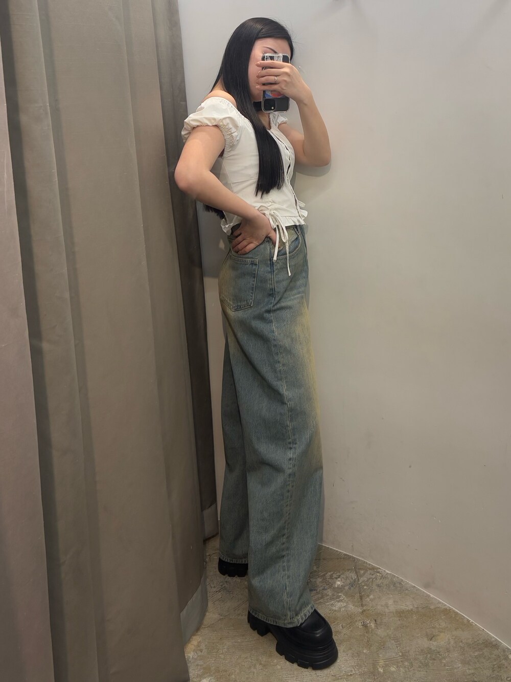 ブラック系のローファー、ブルー系のデニムパンツ、レッド系のTシャツ/カットソーを着用したレディースの春コーディネートの2枚目の写真