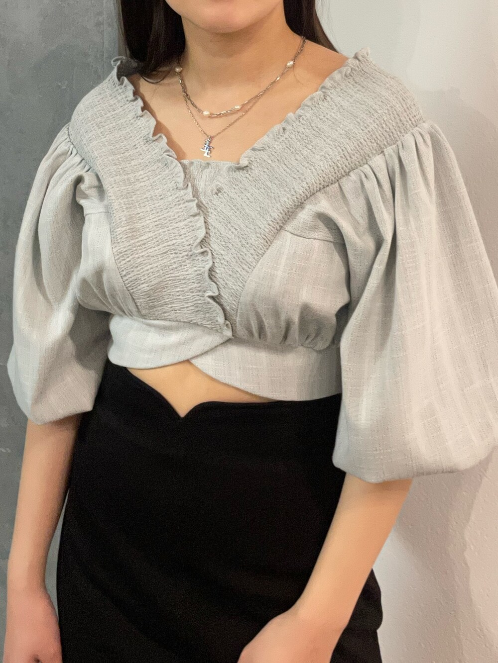 その他のハンドバッグ、ブラック系のスカート、ブラック系のサンダルを着用したレディースの春コーディネートの4枚目の写真