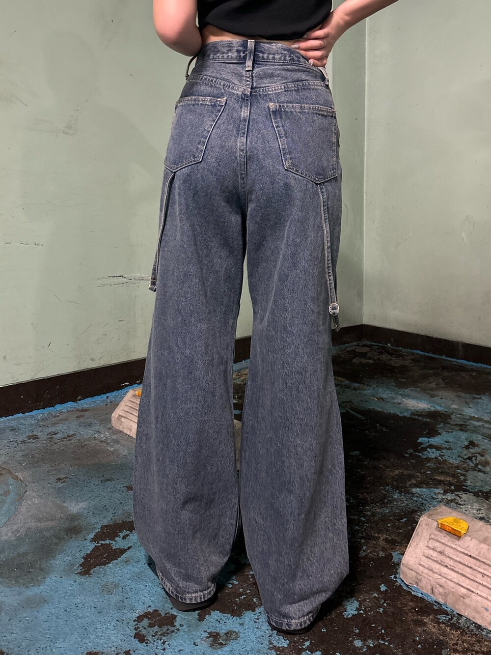 ブルー系のデニムパンツ、ブラック系のTシャツ/カットソー、ブラック系のサンダルを着用したレディースの夏コーディネートの9枚目の写真