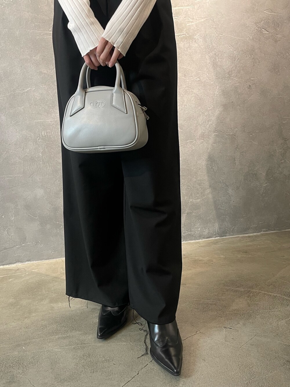 ホワイト系のTシャツ/カットソー、ブラック系のその他パンツ、ブラック系のブーツを着用したレディースの春コーディネートの8枚目の写真