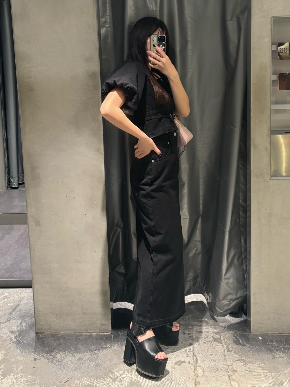 ブラック系のサンダル、ブラック系のスカート、ブラック系のシャツ/ブラウスを着用したレディースの春コーディネートの2枚目の写真