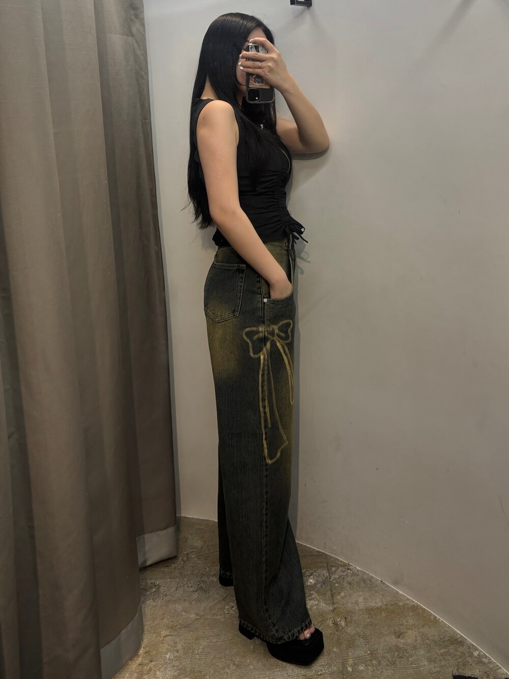 ブラック系のサンダル、ブルー系のデニムパンツ、ブラック系のTシャツ/カットソーを着用したレディースの夏コーディネートの2枚目の写真