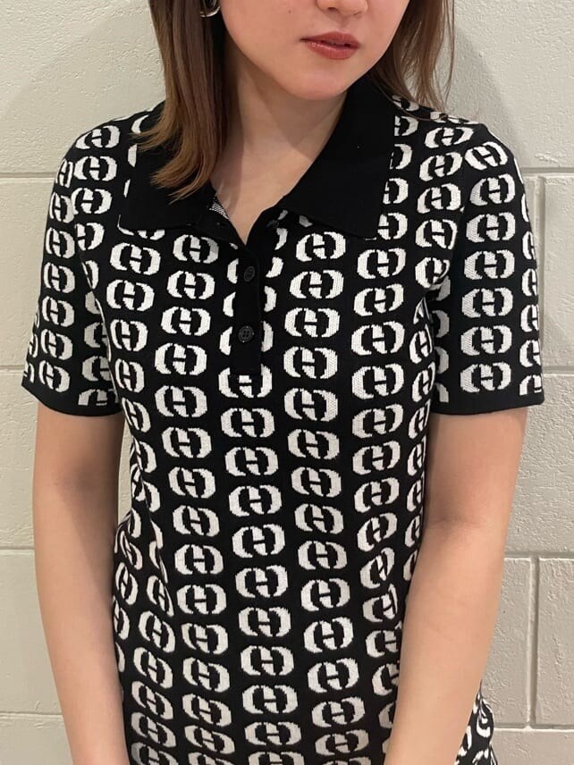 ブラック系のサンダル、ブラック系のハンドバッグ、その他のワンピースを着用したレディースの春コーディネートの3枚目の写真