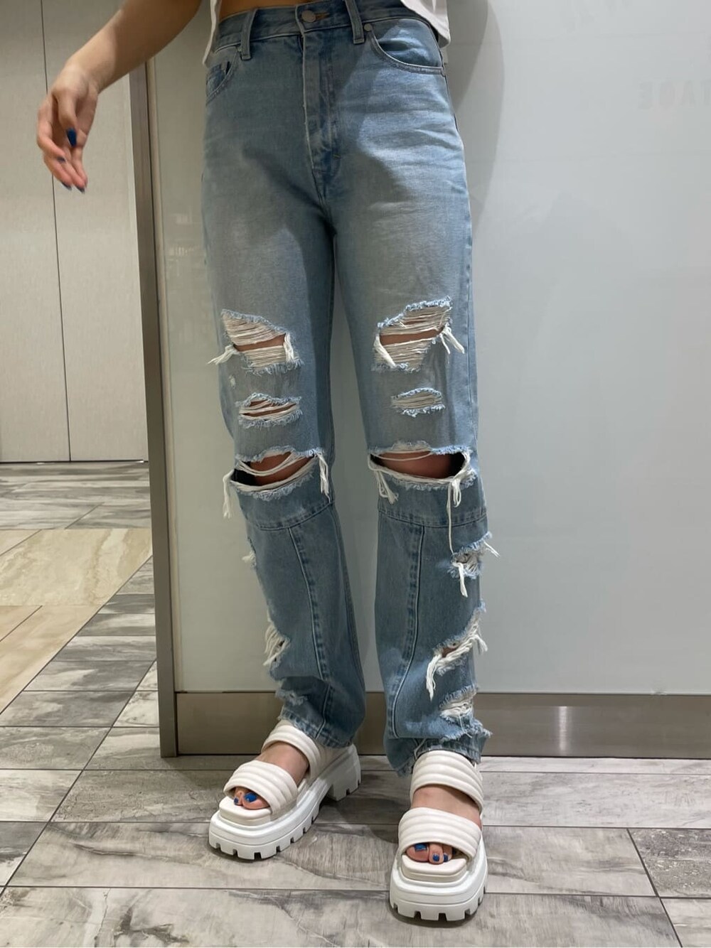 ホワイト系のサンダル、ブルー系のデニムパンツ、ホワイト系のTシャツ/カットソーを着用したレディースの夏コーディネートの5枚目の写真