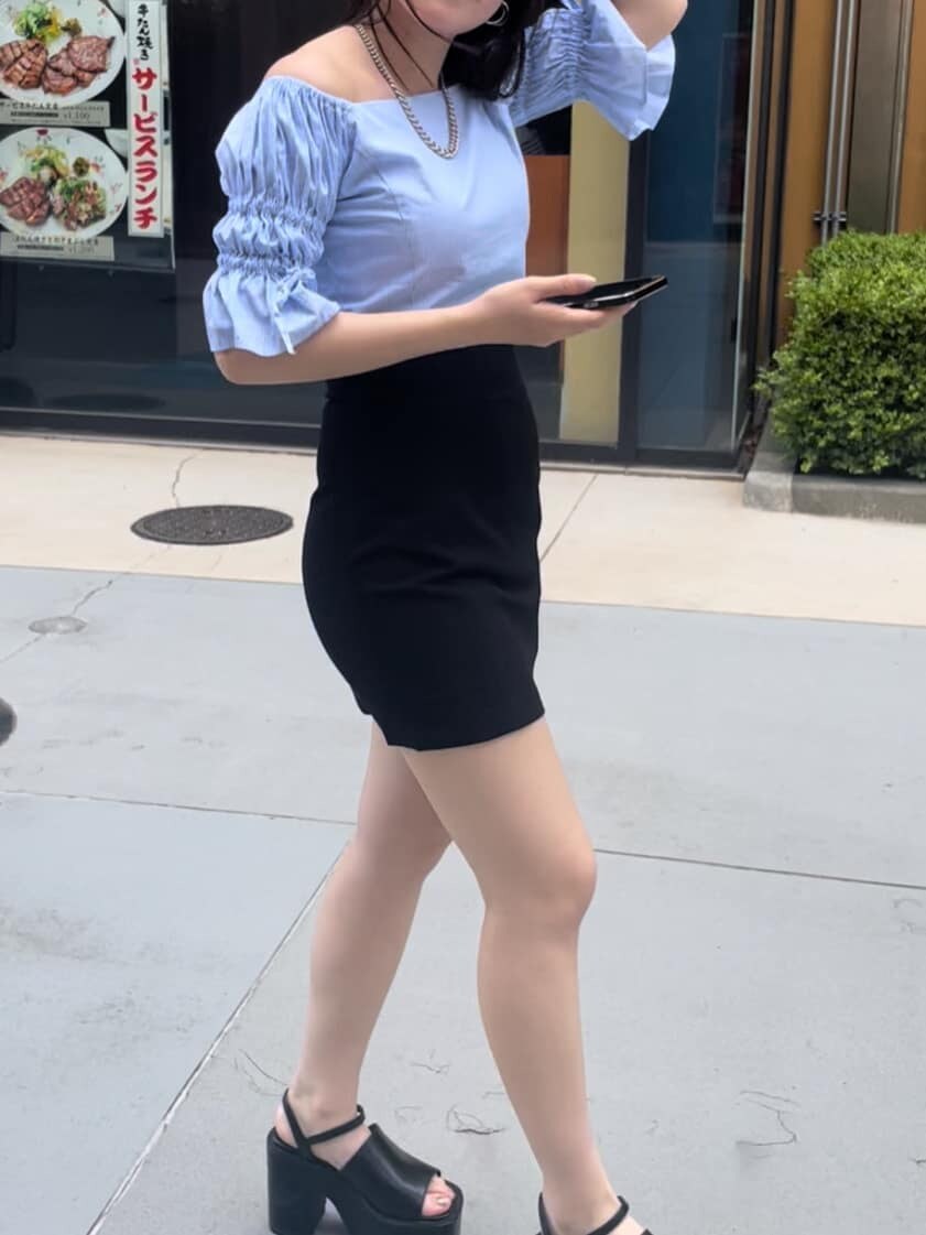 ブラック系のスカート、ブラック系のサンダル、ブルー系のシャツ/ブラウスを着用したレディースの夏コーディネートの3枚目の写真