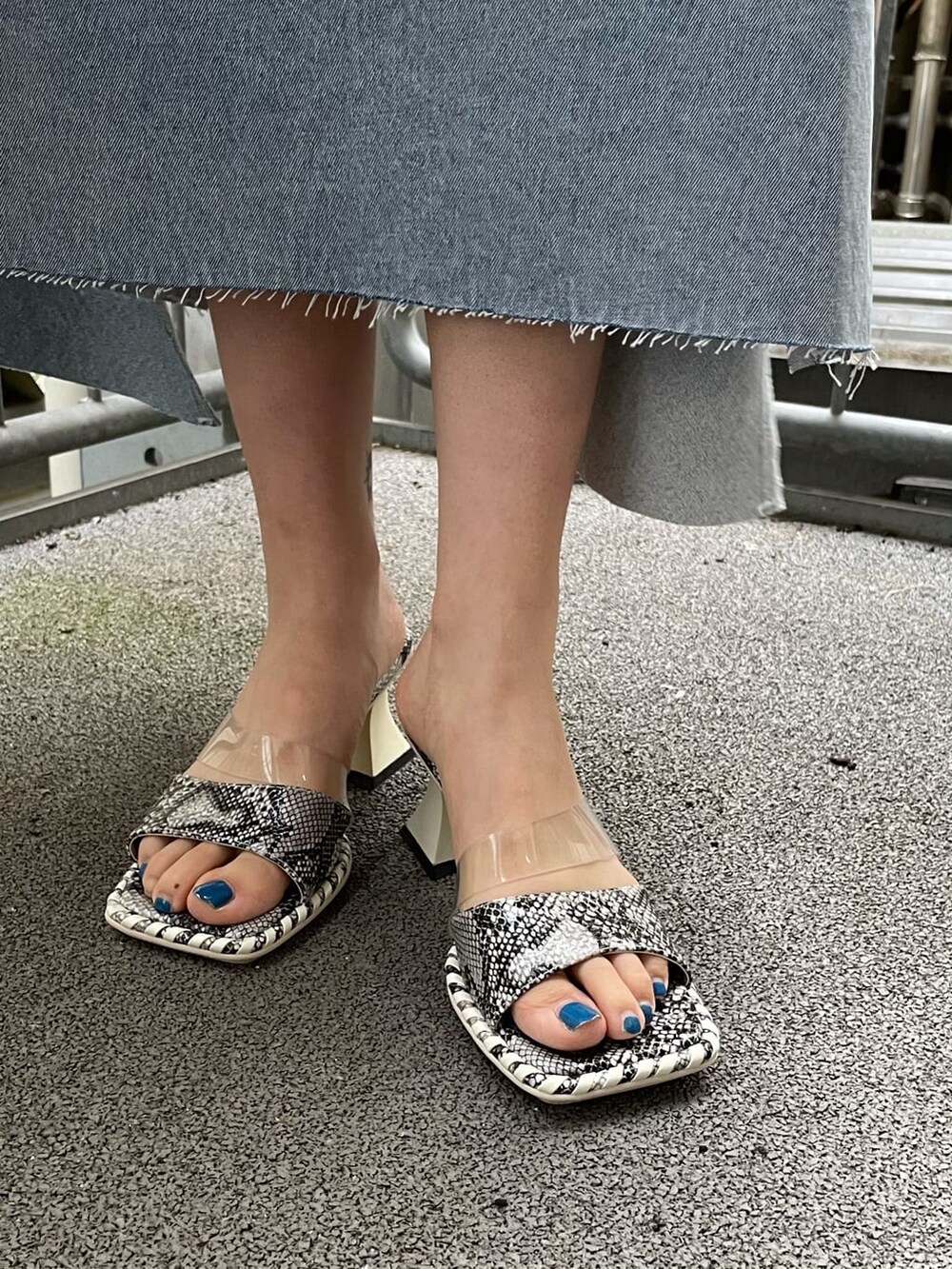 ホワイト系のTシャツ/カットソー、ブルー系のスカート、その他のその他シューズを着用したレディースの夏コーディネートの7枚目の写真