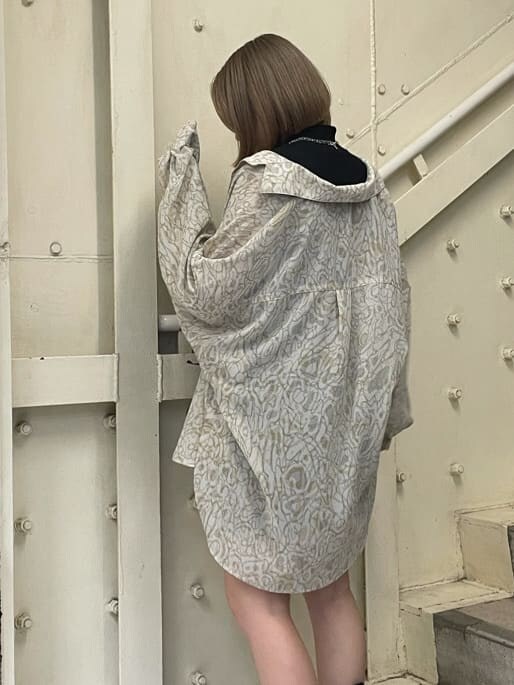 その他のシャツ/ブラウス、ブラック系のスカート、ブラック系のTシャツ/カットソーを着用したレディースの夏コーディネートの5枚目の写真