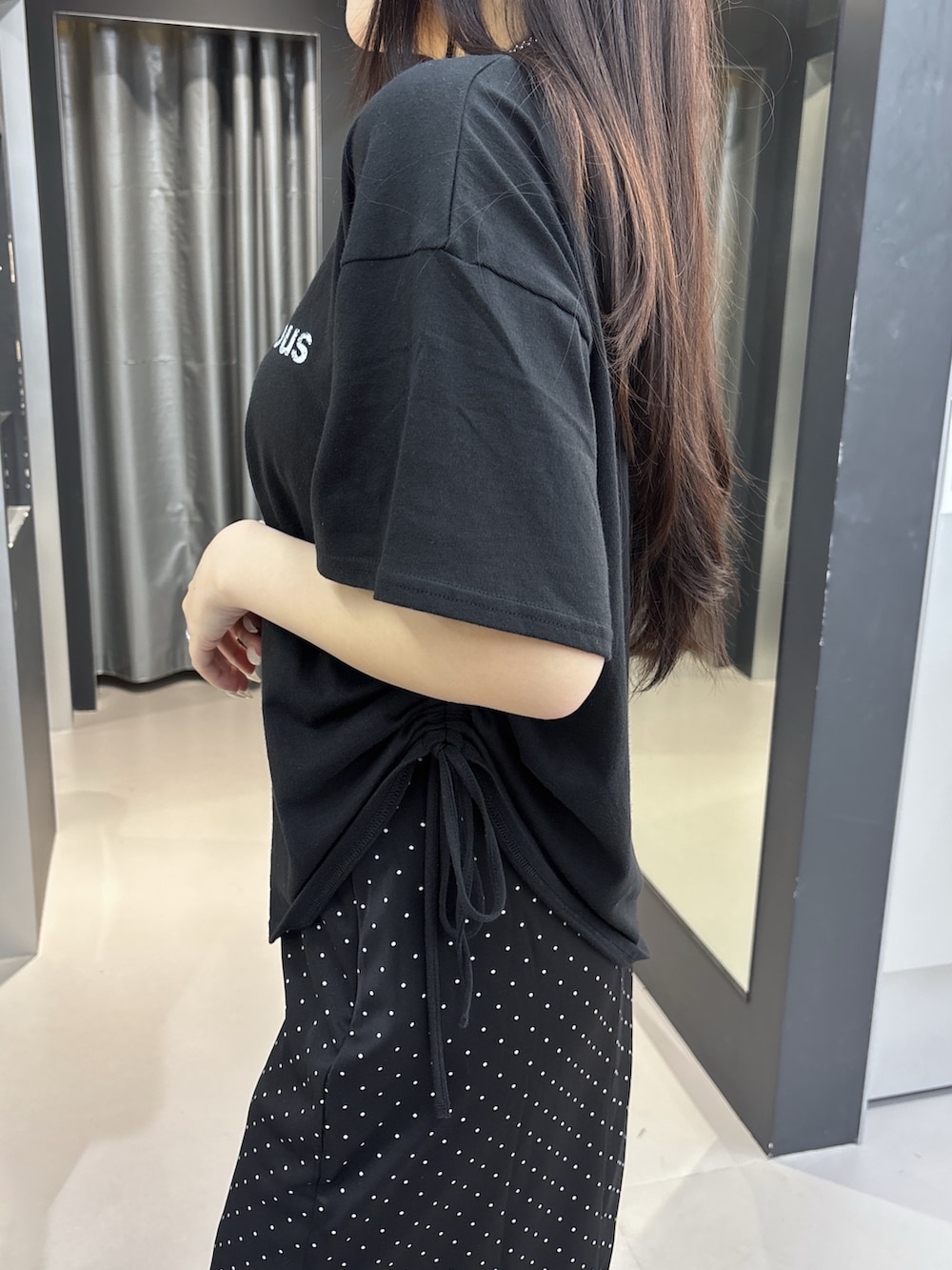 ブラック系のサンダル、ブラック系のスカート、ホワイト系のTシャツ/カットソーを着用したレディースの夏コーディネートの5枚目の写真