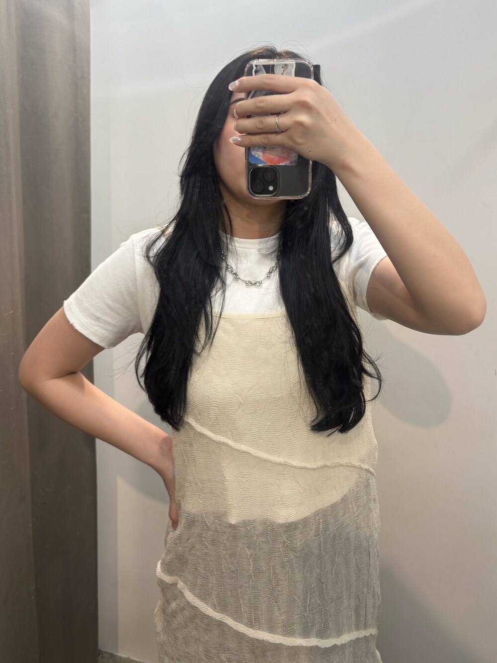 ホワイト系のパンプス、ブラック系のデニムパンツ、ホワイト系のTシャツ/カットソーを着用したレディースの夏コーディネートの3枚目の写真