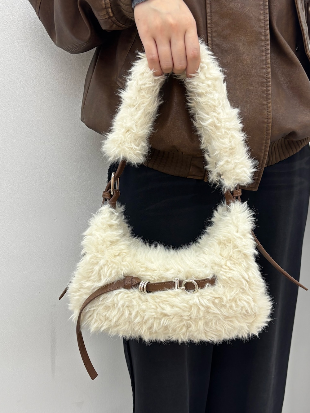 ブラック系のスウェットパンツ、ブラック系のブルゾン、ブラック系のショルダーバッグを着用したレディースの秋コーディネートの5枚目の写真