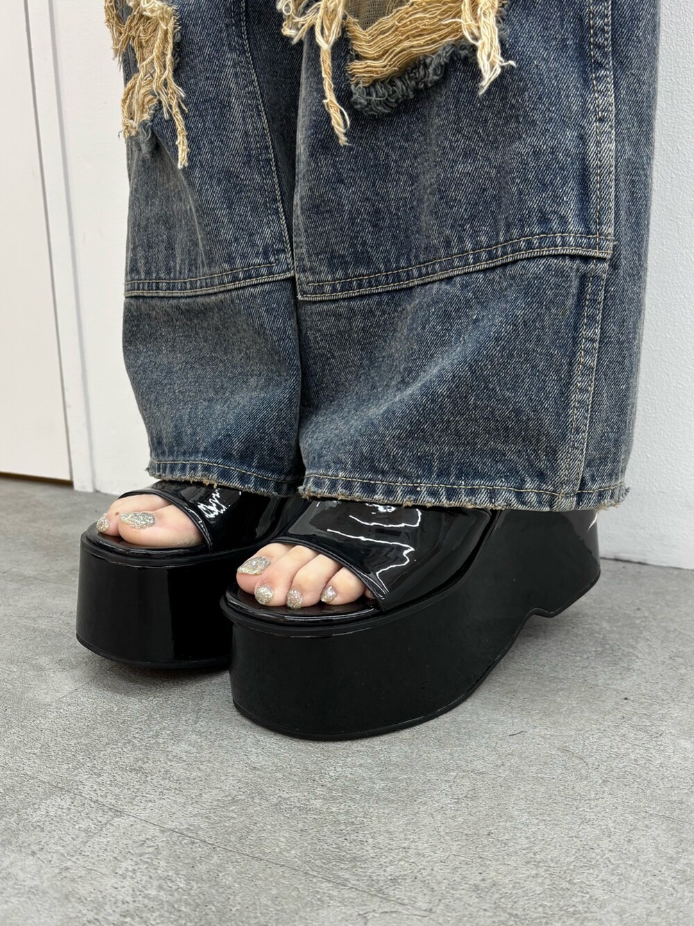 ブラック系のサンダル、ブルー系のデニムパンツ、グレー系のTシャツ/カットソーを着用したレディースの春コーディネートの5枚目の写真
