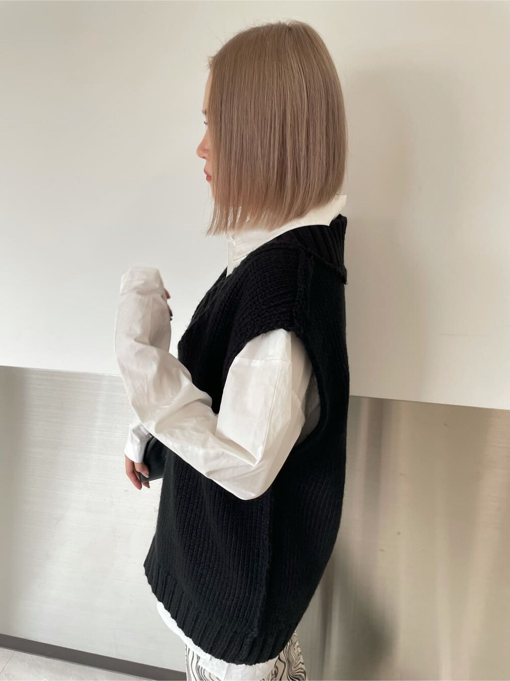 ホワイト系のシャツ/ブラウス、その他のその他パンツ、ブラック系のベストを着用したレディースの秋コーディネートの3枚目の写真