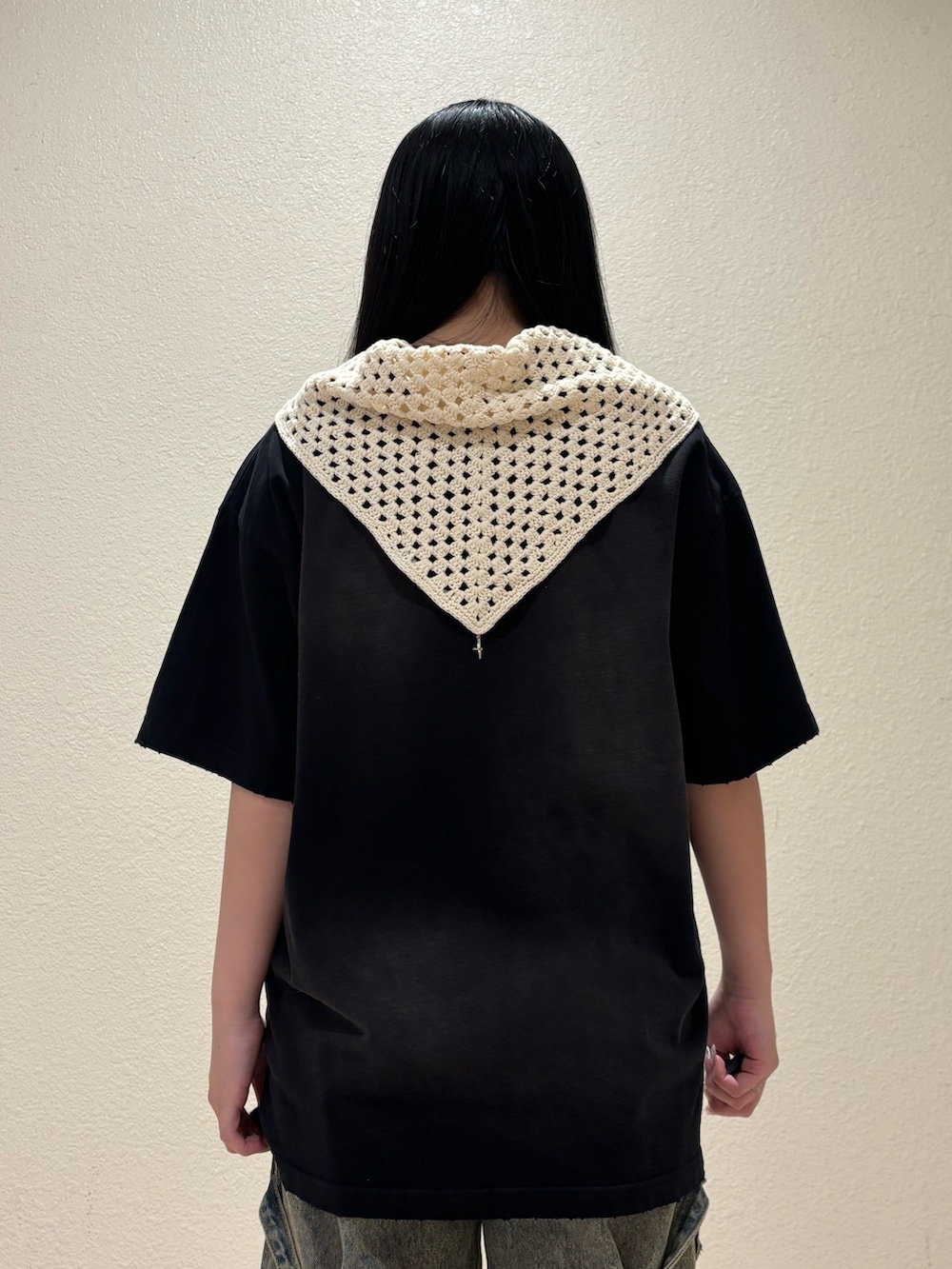 ブラック系のスニーカー、ベージュ系のデニムパンツ、ブラック系のTシャツ/カットソーを着用したレディースの春コーディネートの6枚目の写真