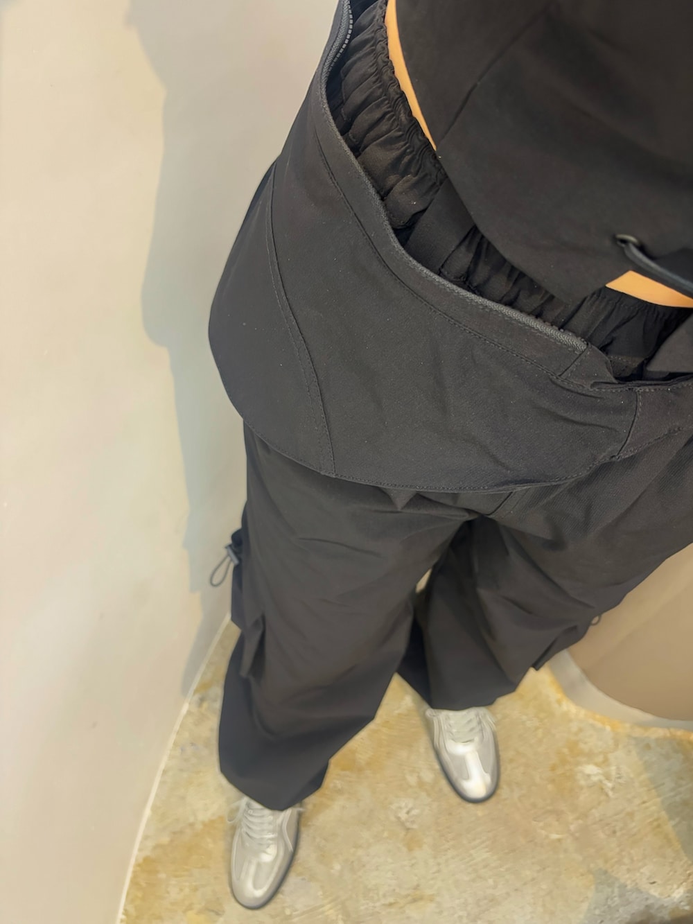 シルバー系のスニーカー、ブラック系のその他パンツ、ブラック系のTシャツ/カットソーを着用したレディースの春コーディネートの7枚目の写真