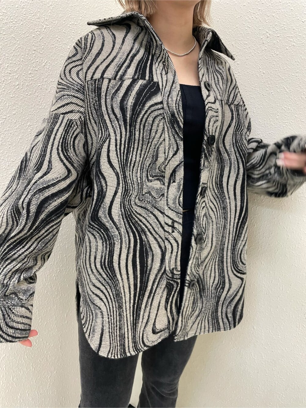 ブラック系のサンダル、その他のブルゾン、グレー系のその他パンツを着用したレディースの秋コーディネートの4枚目の写真