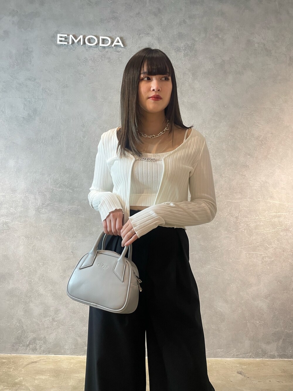 ホワイト系のTシャツ/カットソー、ブラック系のその他パンツ、ブラック系のブーツを着用したレディースの春コーディネートの4枚目の写真