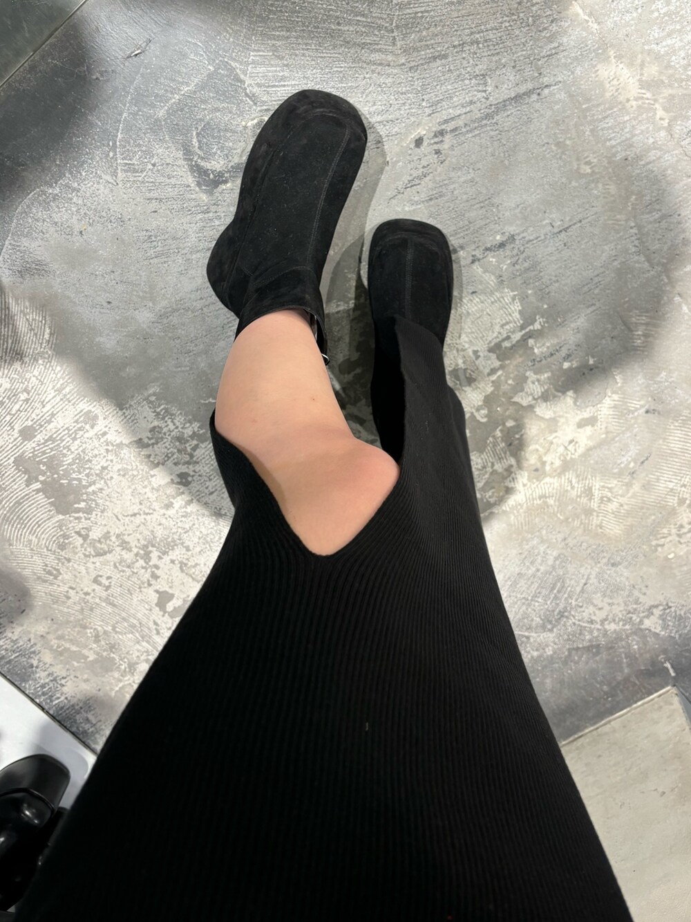 ブラック系のワンピース、ブラック系のブーツを着用したレディースの秋コーディネートの5枚目の写真