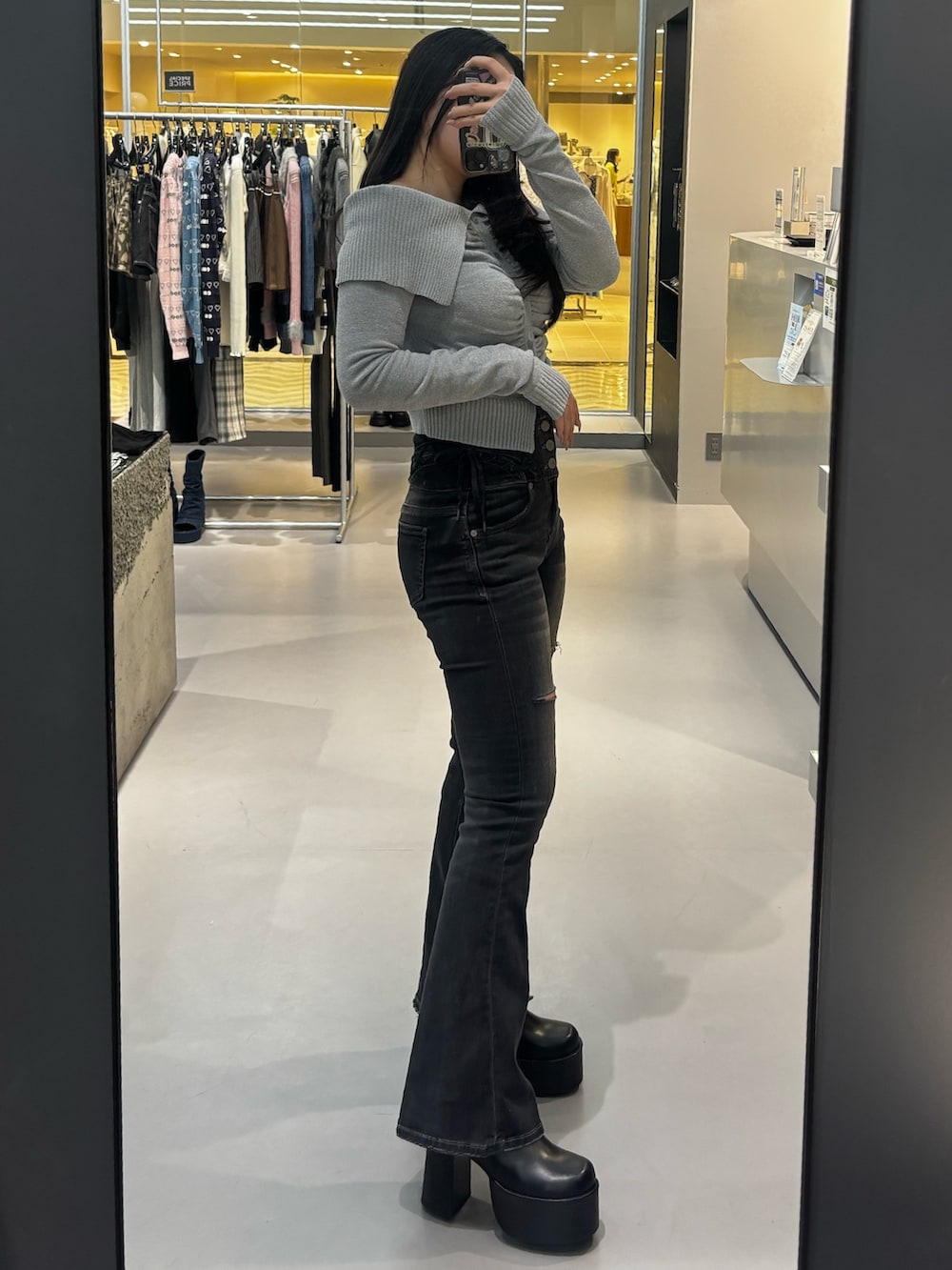 ブラック系のブーツ、ブラック系のデニムパンツを着用したレディースの冬コーディネートの2枚目の写真