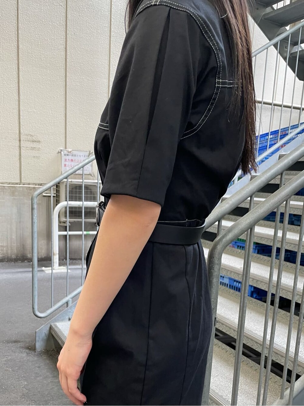 ブラック系のワンピース、ゴールド系のピアス（両耳用）を着用したレディースの夏コーディネートの6枚目の写真