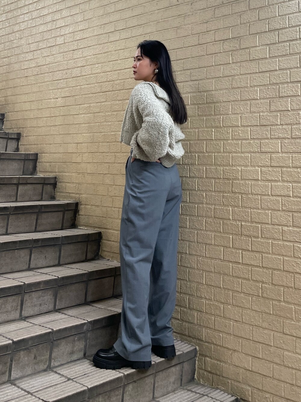 ブラック系のローファー、グレー系のその他パンツ、グレー系のニット/セーターを着用したレディースの秋コーディネートの3枚目の写真