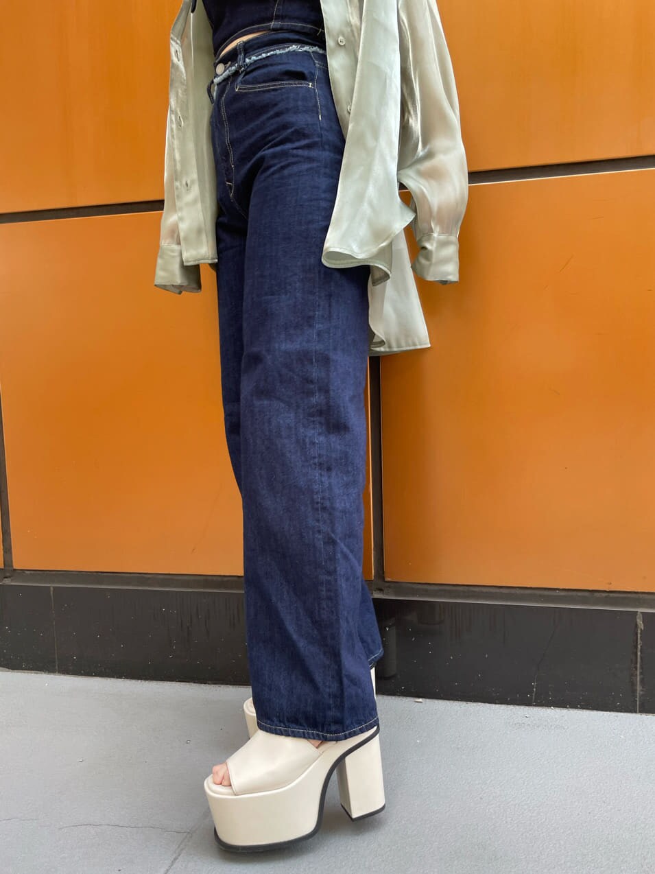 イエロー系のシャツ/ブラウス、ブルー系のデニムパンツ、ホワイト系のサンダルを着用したレディースの春コーディネートの9枚目の写真