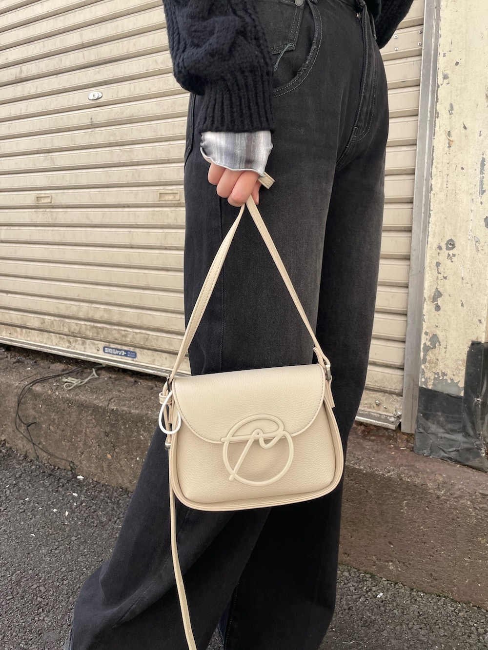 ブラック系のカーディガン/ボレロ、その他のTシャツ/カットソー、ブラック系のデニムパンツを着用したレディースの秋コーディネートの7枚目の写真