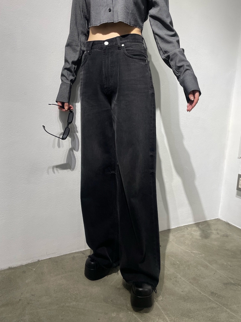 その他のシャツ/ブラウス、ブラック系のデニムパンツ、ブラック系のブーツを着用したレディースの秋コーディネートの3枚目の写真