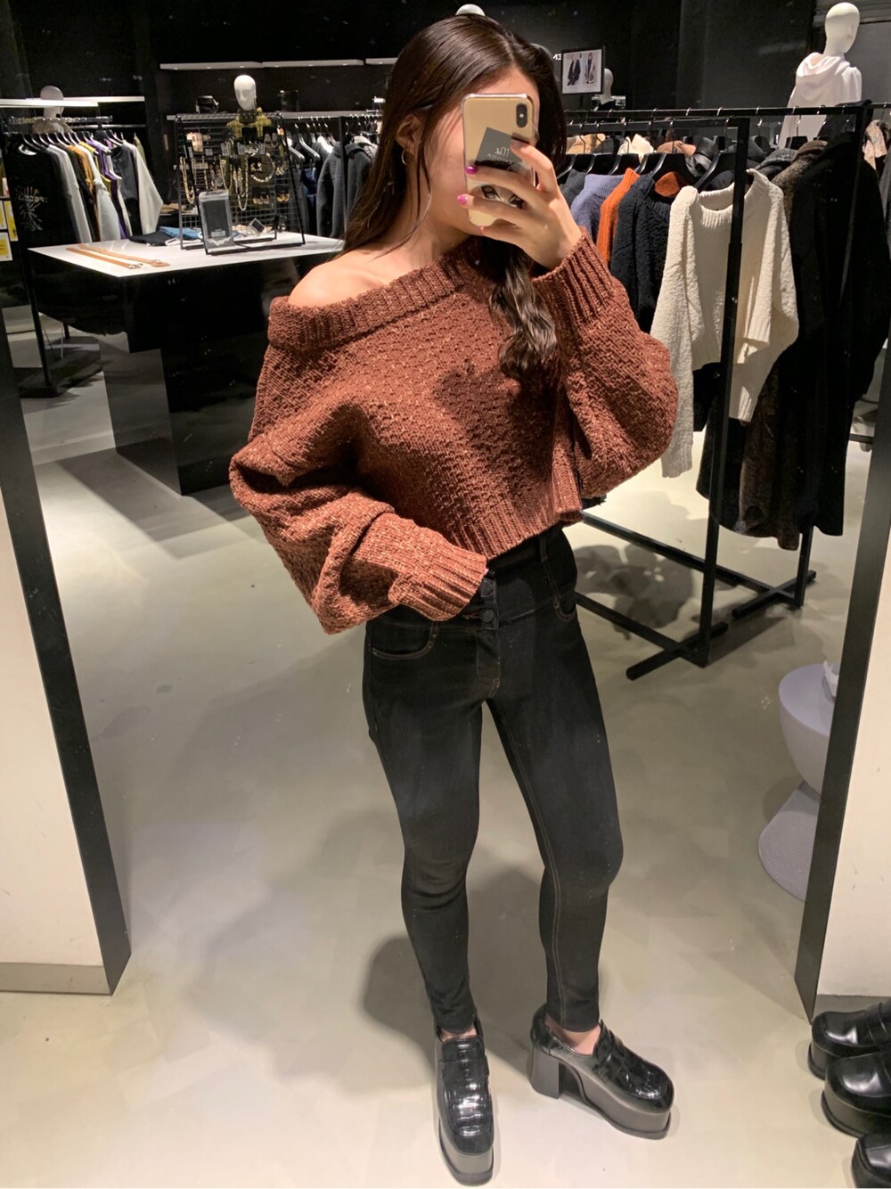 ベージュ系のブルゾン、その他のデニムパンツ、ブラウン系のニット/セーターを着用したレディースの秋コーディネートの3枚目の写真