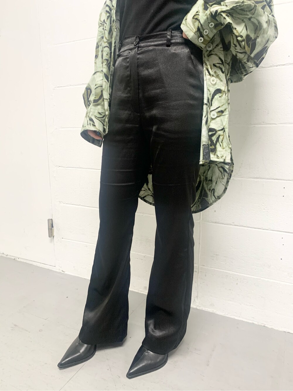 その他のシャツ/ブラウス、ブラック系のその他パンツ、ブラック系のサンダルを着用したレディースの春コーディネートの6枚目の写真