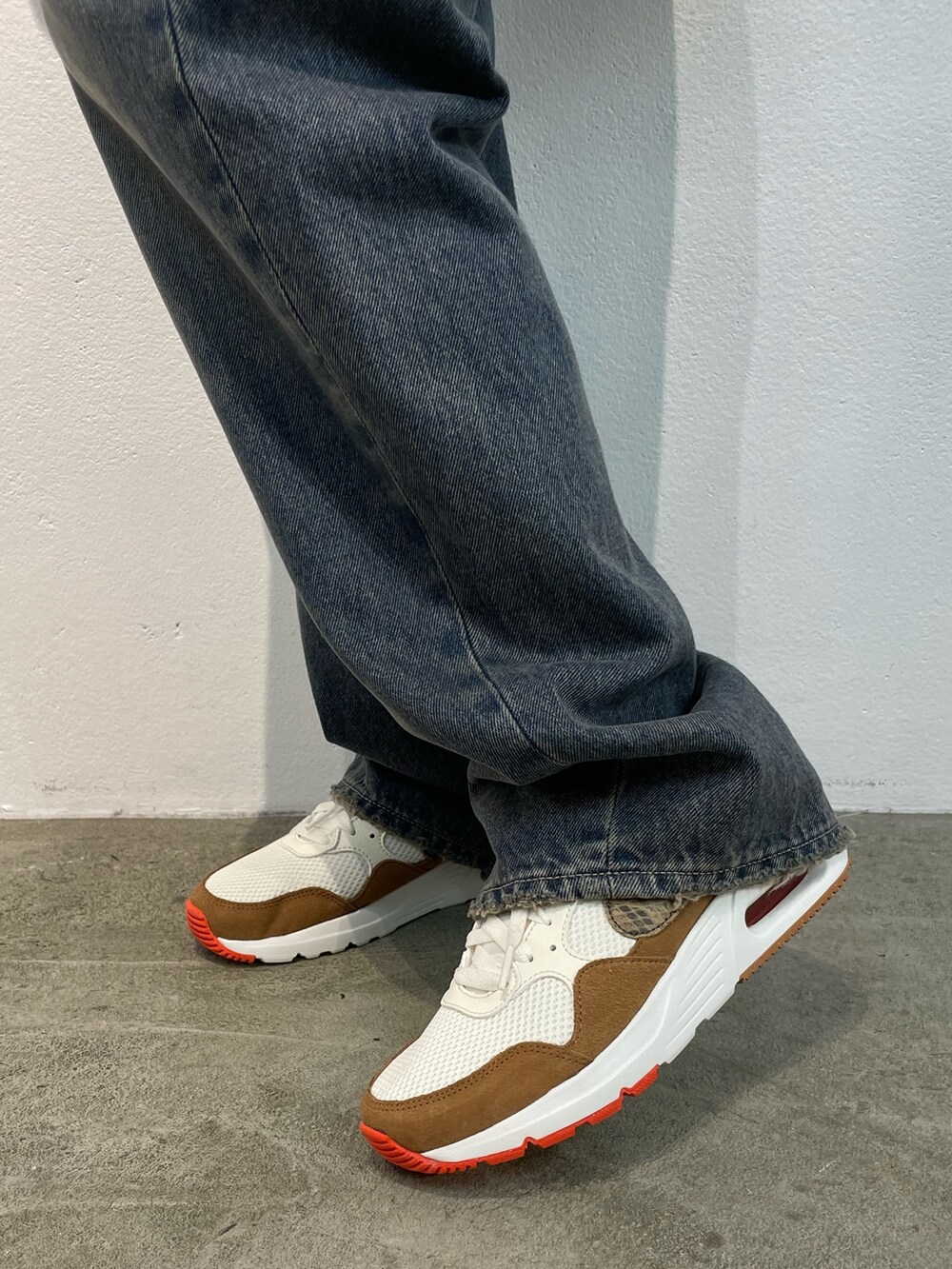 ブルー系のデニムパンツ、その他のシャツ/ブラウス、ブラウン系のスニーカーを着用したレディースの夏コーディネートの5枚目の写真