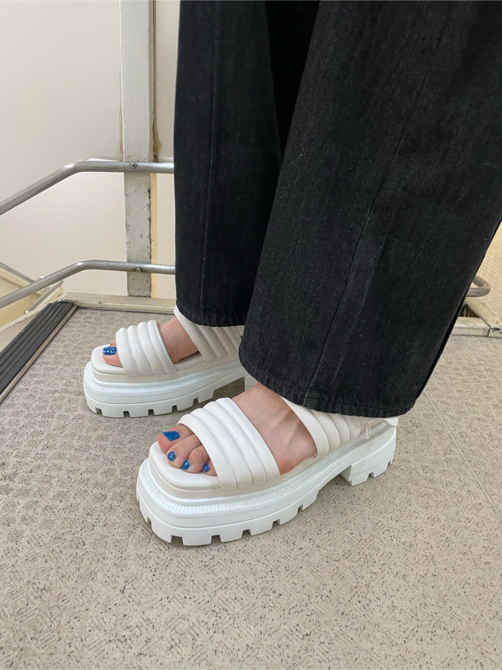 ホワイト系のサンダル、ブラック系のサロペット/オーバーオール、グレー系のTシャツ/カットソーを着用したレディースの春コーディネートの5枚目の写真