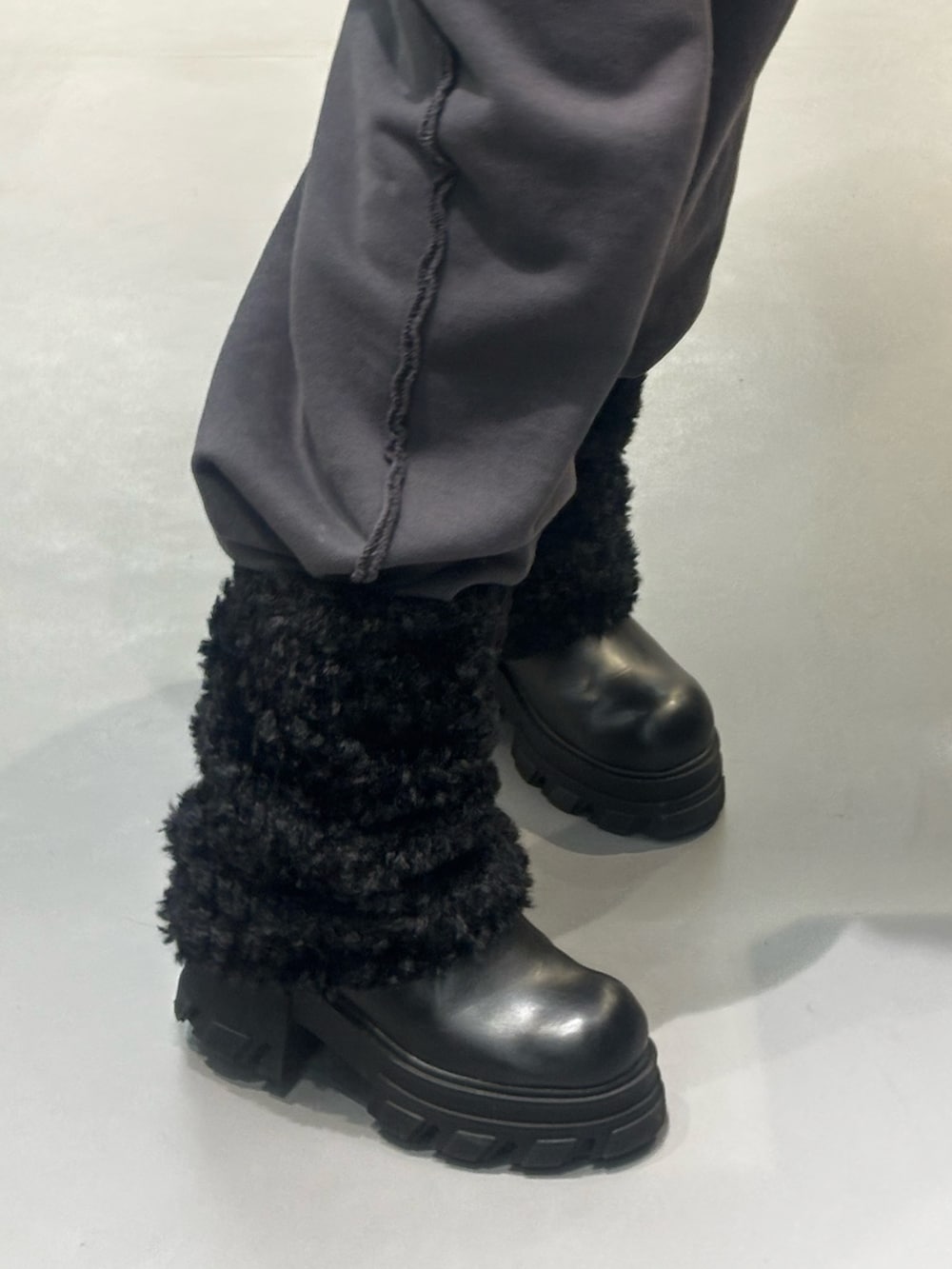 ブラック系のブーツ、グレー系のスウェットパンツ、グレー系のパーカーを着用したレディースの冬コーディネートの5枚目の写真