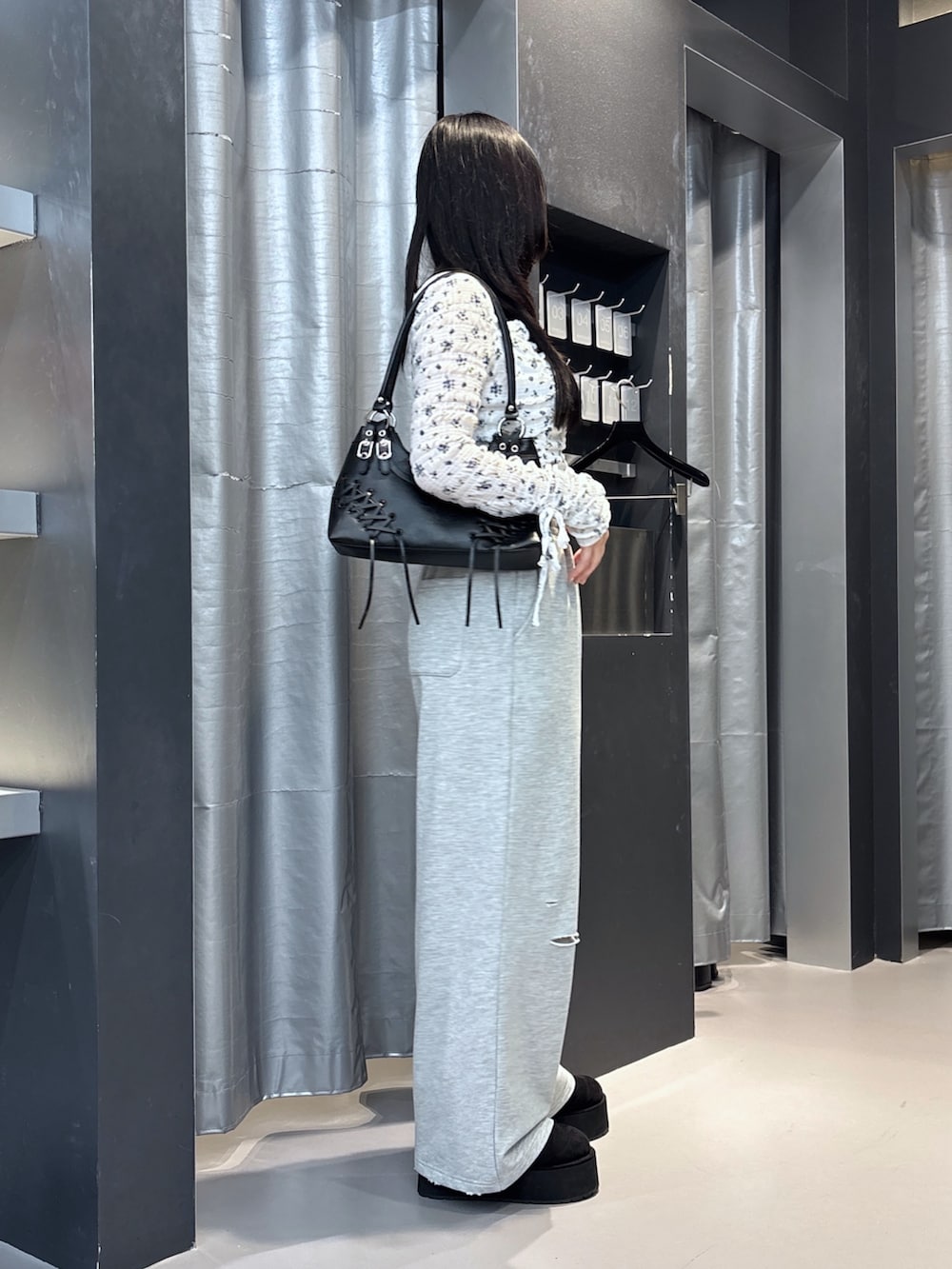 ブラック系のスリッポン、ブラック系のスウェットパンツ、ブラック系のTシャツ/カットソーを着用したレディースの夏コーディネートの2枚目の写真