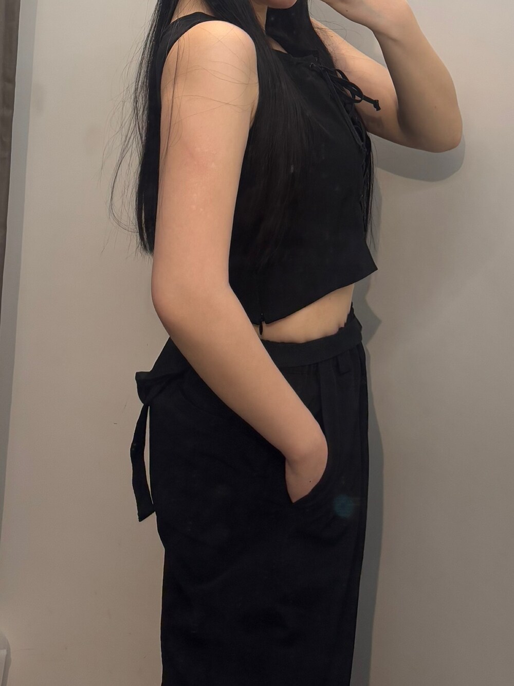 シルバー系のスニーカー、ブラック系のその他パンツ、ブラック系のTシャツ/カットソーを着用したレディースの春コーディネートの4枚目の写真