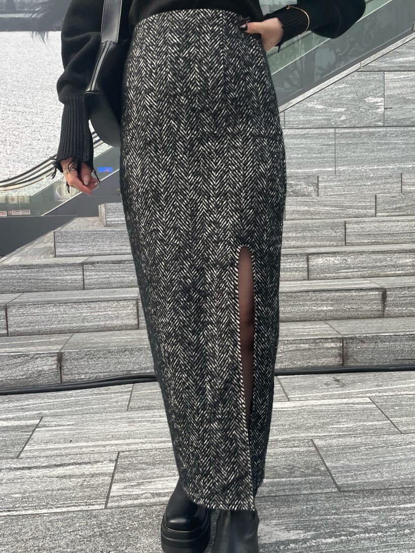 ブラック系のスカート、ブラック系のニット/セーター、ブラック系のキャミソールを着用したレディースの秋コーディネートの6枚目の写真