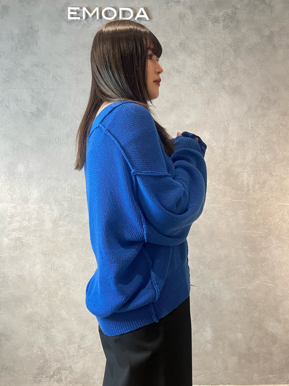 ブラック系のその他パンツ、ブラック系のブーツ、ブルー系のカーディガン/ボレロを着用したレディースの冬コーディネートの5枚目の写真