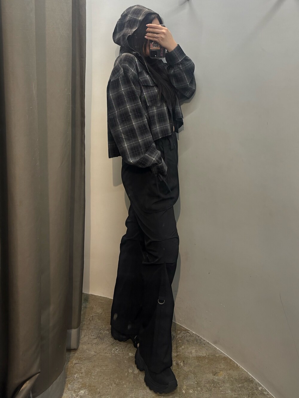 ブラック系のスニーカー、ブラック系のその他パンツ、ブラック系のニット/セーターを着用したレディースの夏コーディネートの2枚目の写真