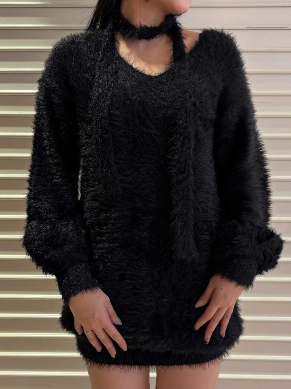 ブラック系のブーツ、ブラック系のワンピースを着用したレディースの秋コーディネートの4枚目の写真