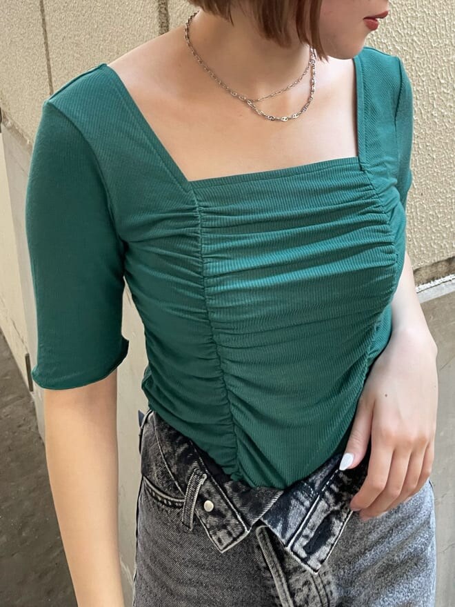 ブラック系のデニムパンツ、グリーン系のTシャツ/カットソーを着用したレディースの夏コーディネートの2枚目の写真