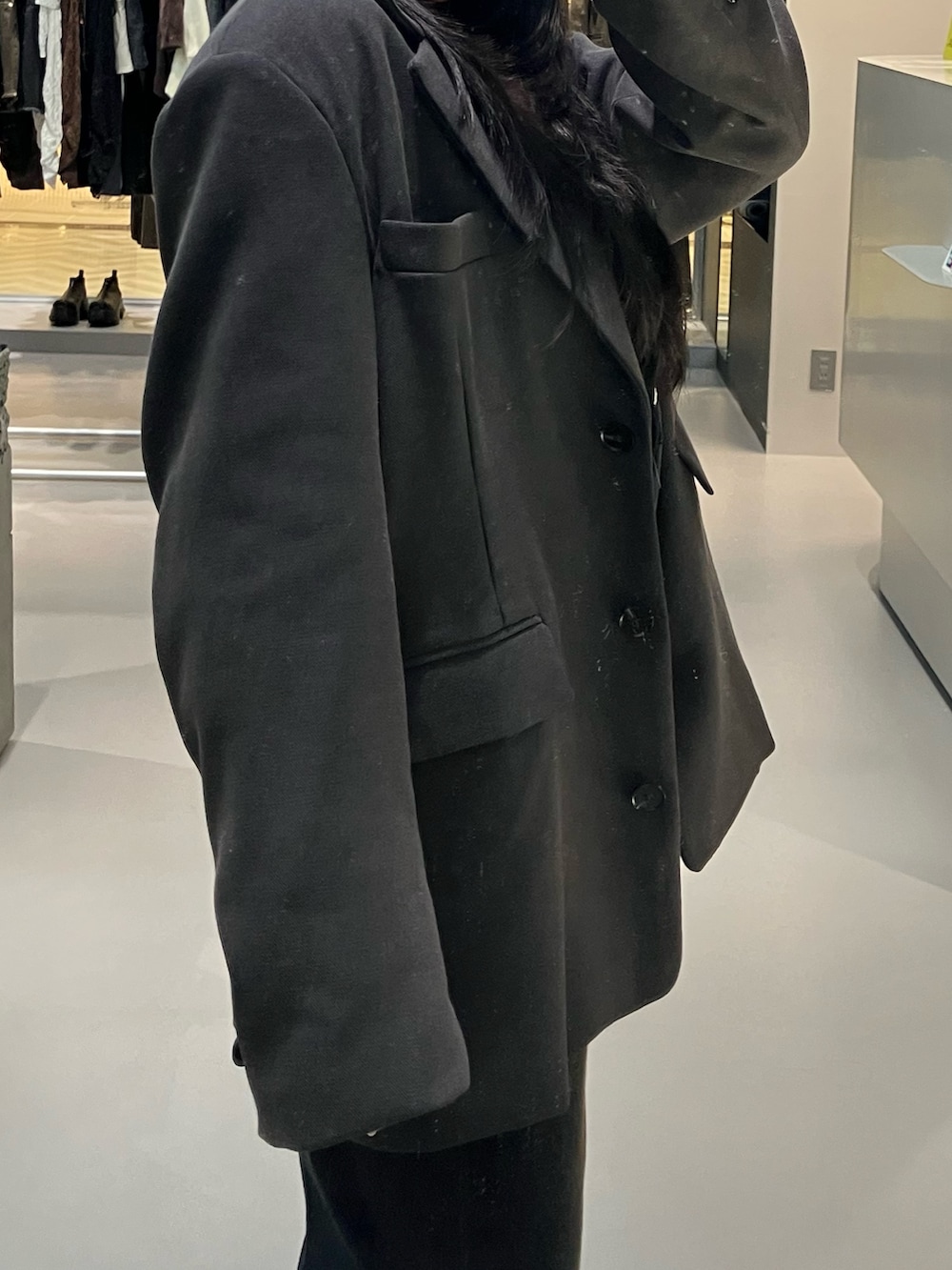 ブラック系のローファー、グレー系のテーラードジャケット、ブラック系のカーディガン/ボレロを着用したレディースの秋コーディネートの4枚目の写真