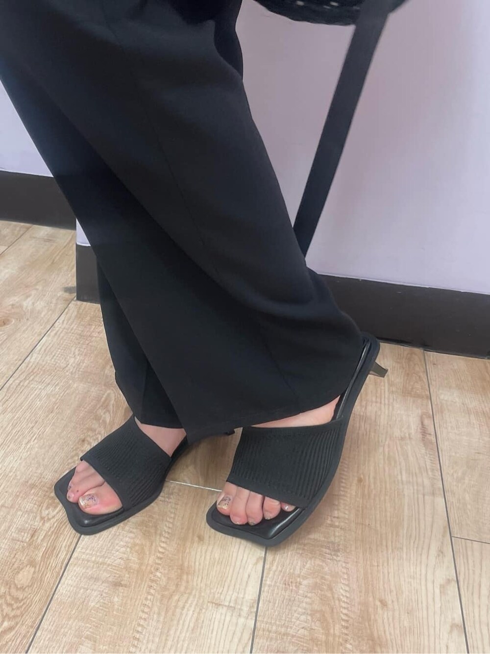 ブラック系のつなぎ/オールインワン、ブラック系のサンダル、ブラック系のハットを着用したレディースの夏コーディネートの9枚目の写真