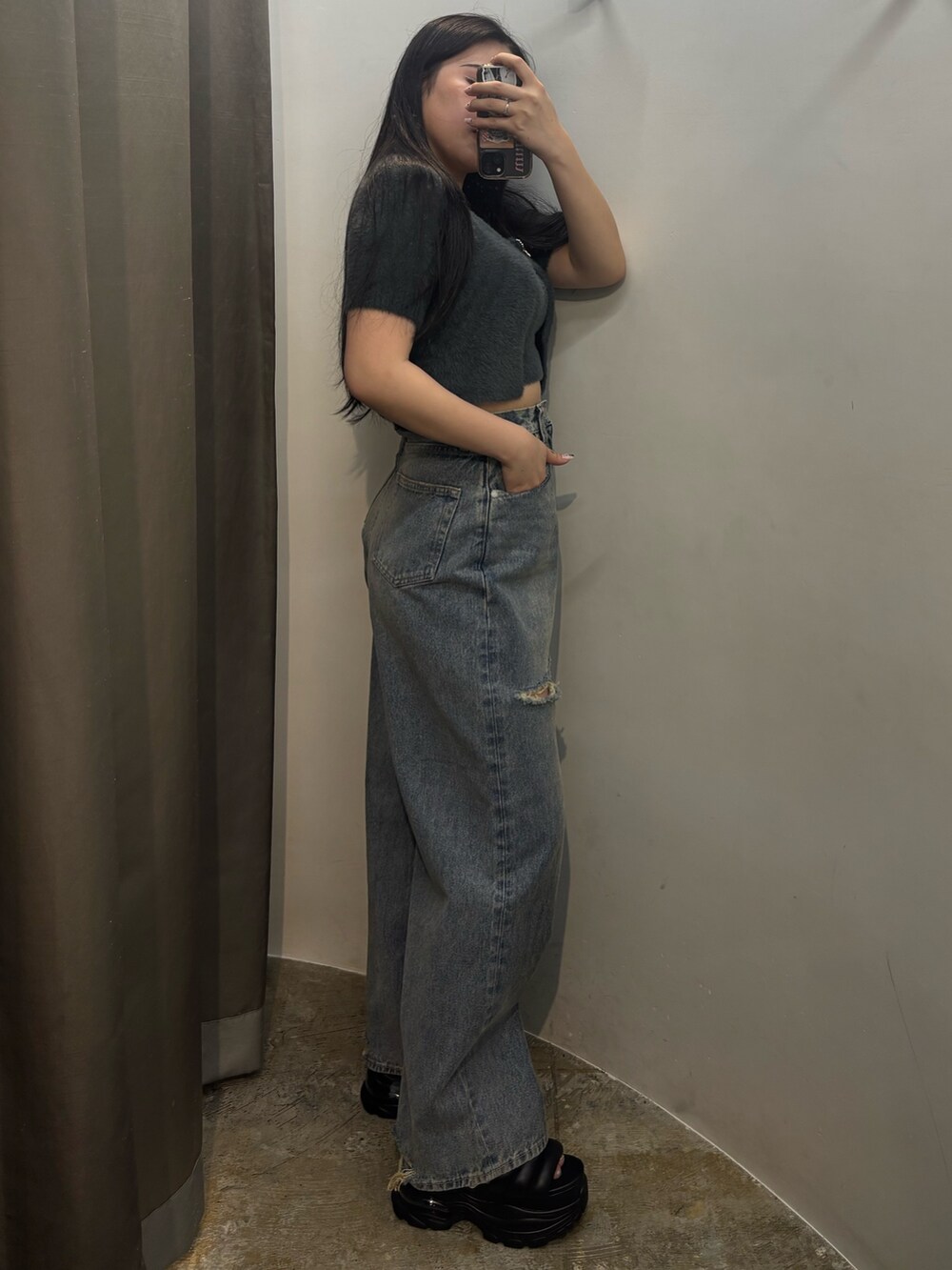 グレー系のサンダル、ブラック系のデニムパンツ、グレー系のニット/セーターを着用したレディースの夏コーディネートの2枚目の写真