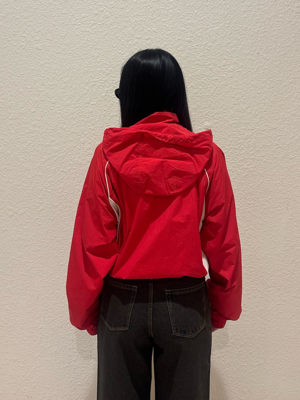 ブルー系のデニムパンツ、ホワイト系のパンプス、ブルー系のブルゾンを着用したレディースの春コーディネートの6枚目の写真