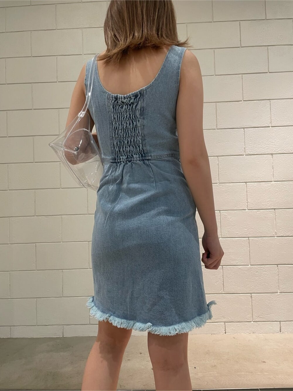 ブラック系のサンダル、その他のハンドバッグ、ブルー系のワンピースを着用したレディースの春コーディネートの5枚目の写真