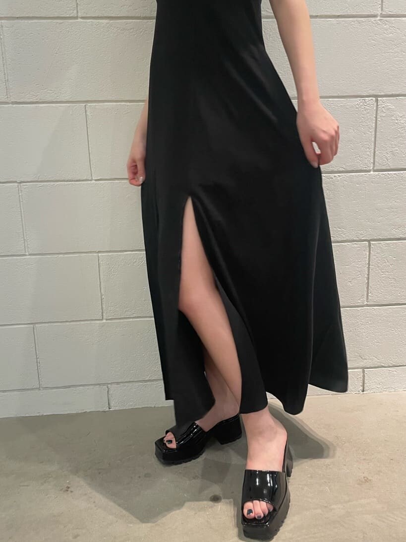 ブラック系のサンダル、ブラック系のワンピースを着用したレディースの春コーディネートの5枚目の写真