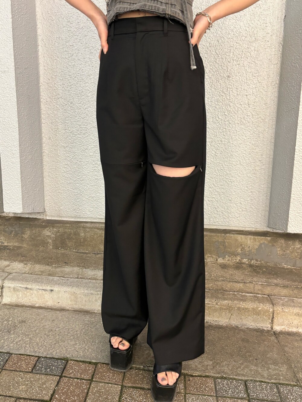 ブラック系のその他パンツ、グレー系のシャツ/ブラウス、ブラック系のサンダルを着用したレディースの春コーディネートの6枚目の写真