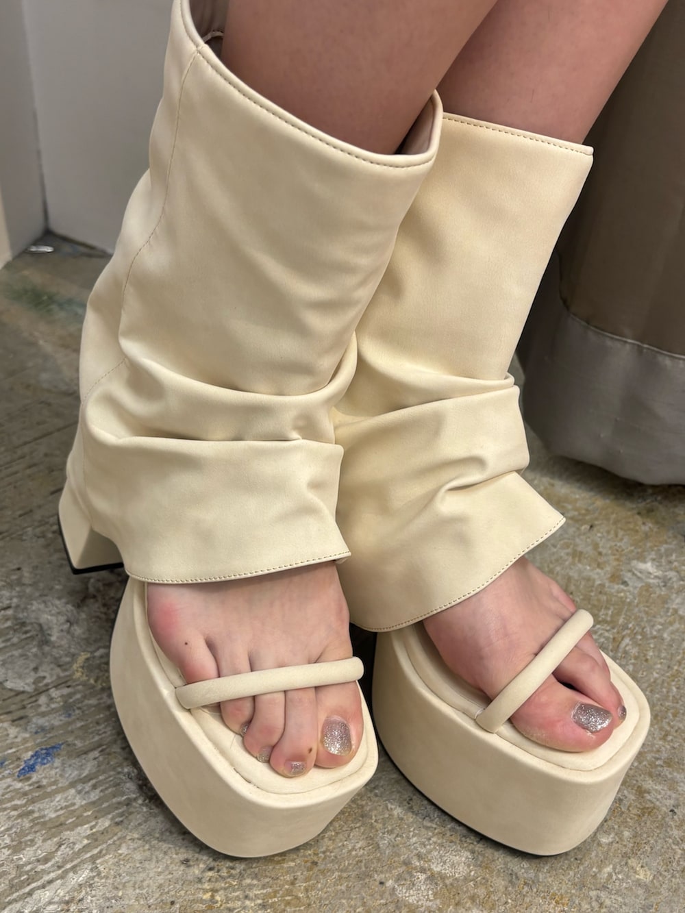 ブラック系のサンダル、グレー系のワンピースを着用したレディースの春コーディネートの6枚目の写真