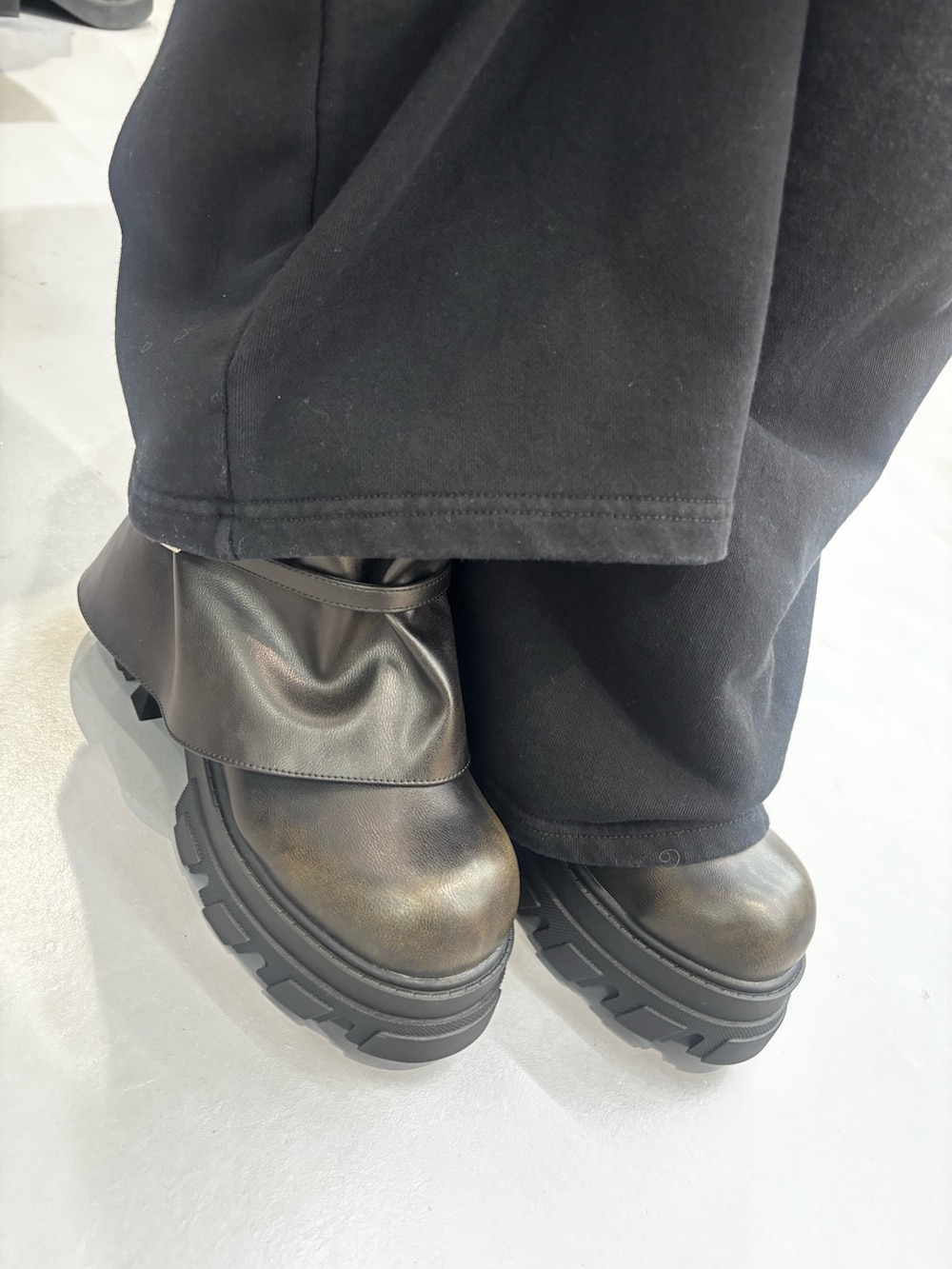 ブラック系のブーツ、グレー系のスウェットパンツ、グレー系のニット/セーターを着用したレディースの春コーディネートの6枚目の写真